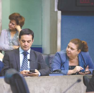 Capitão Wagner, ao lado da deputada Fernanda Pessoa, confere mensagens telefônicas no intervalo da sessão de ontem da Assembleia 