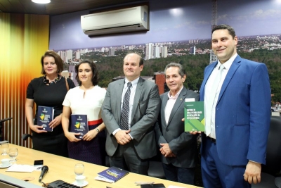 Compilação de trabalhos sobre direito eleitoral é lançada na Assembleia