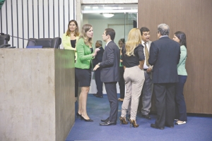 Ontem, a defensora geral do Estado, Mariana lobo, e outros defensores públicos abordavam deputados na Casa para cobrar apoio à proposta 