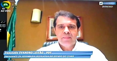 Presidente da AL, deputado Evandro Leitão, fala durante abertura da sessão plenária