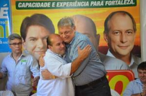 Roberto Cláudio e Moroni se abraçam logo após anúncio oficial de que o DEM apoia candidato do PSB