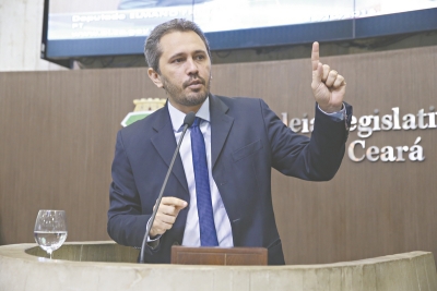 Deputado Elmano de Freitas esperou o fim do processo de votação para mostrar a cópia do documento que aumenta a vantagem dos juízes 