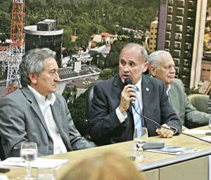  Evaldo Bringel, à esquerda, foi empossado ontem, na Assembleia Legislativa, como presidente da Câmara Setorial da Fruticultura do Ceará