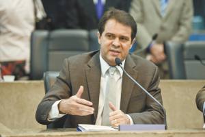 Evandro Leitão convidou o procurador-geral do Estado e o secretário adjunto da Fazenda para explicarem projeto