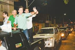 O candidato Eunício Oliveira, ao lado de correligionários, fez carreata no início da noite de ontem na periferia de Fortaleza