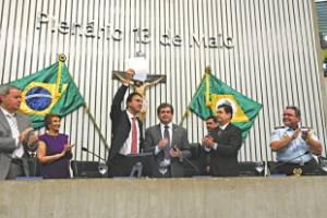 Governador Camilo Santana foi recepcionado, ontem, na Assembleia Legislativa, por deputados estaduais, policiais militares e bombeiros