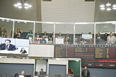 Servidores de Paracuru foram ontem à Assembleia Legislativa reclamar quer perderam uma vantagem remuneratória 