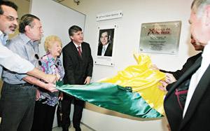 Ary Joel Lanzarin, dona Yolanda Queiroz e o chanceler Airton Queiroz assistiram ao descerramento da placa inaugural do Edifício Edson Queiroz 