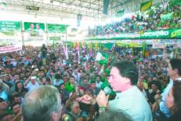 Senador Eunício Oliveira faz o discurso de confirmação da sua candidatura ao Governo do Estado, na convenção do partido, ontem, no Ginásio Aécio de Borba, na presença de eleitores e apoiadores de vários partidos