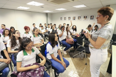 Alunos de escola do Bom Jardim participam do Parlamento e sua História