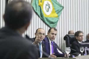 Deputado Sérgio Aguiar (PDT) aponta para Heitor Férrer (PSB), que discursava. Na ponta direita, deputado Zezinho Albuquerque (PDT)