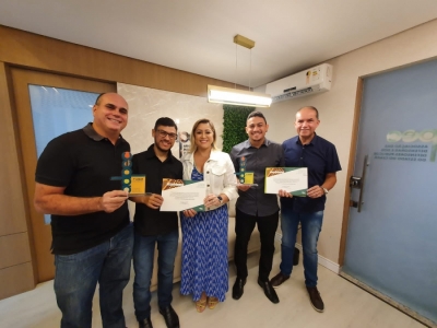 Equipe da FM Assembleia recebe troféus do Prêmio Adpec de Jornalismo