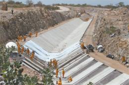 Obras de construção do Eixo Norte, no Estado de Pernambuco. Transferência hídrica também beneficiará Ceará e Paraíba