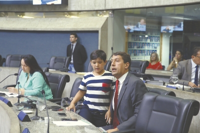 Ontem à tarde, logo após a sessão ordinária, as comissões técnicas, iniciando pela de Constituição e Justiça, começaram a examinar as matérias que estão em regime de urgência. É possível, havendo número suficiente de governistas, que já a partir de hoje algumas delas comecem a ser votadas. Já quanto às duas propostas de emenda à Constituição à disposição, mesmo exigindo prazos e quórum qualificados, a disposição será de votá-las antes da Lei Orçamentária, a última matéria a ser examinada pelos deputados antes do recesso.  &gt;Base governista na AL impõe sua força e derrota a oposição  A maioria dos deputados não quer atrasar o início do recesso. Por isso, estão dispostos a permanecer de manhã e à tarde na Assembleia de modo a votar o quanto antes todas as matérias da pauta, como quer o Governo. Alguns, até os filhos estão levando para o plenário.  Ontem, defendendo posições diferentes, servidores do Tribunal de Contas dos Municípios (TCM), da Secretaria de Políticas Sobre Drogas e integrantes do Sindicato dos Oficiais de Justiça do Ceará (Sindojus-Ce) estiveram presentes nas galerias do Plenário 13 de Maio, protestando contra mensagens do Governo em tramitação na Assembleia Legislativa. As críticas dos trabalhadores eram contra, principalmente, às Propostas de Emenda à Constituição (PECs) unificando os Tribunas de Contas e a que disciplina os gastos do Governo. Esta, segundo o pessoal do Judiciário, deixará em situação difícil aquele Poder. Outros reclamavam do projeto que retira o status de secretaria de alguns órgãos da gestão.  Das galerias, os funcionários da Secretaria de Políticas sobre Drogas, que passará a se submeter ao Gabinete do Governador, aplaudiam os pronunciamentos de Silvana Oliveira (PMDB) e Mirian Sobreira (PDT), que lamentaram o fim da autonomia da pasta. A deputada Mirian Sobreira disse que estava defendendo um projeto que, durante 20 meses, conseguiu melhorar a vida de alguns jovens do Estado.  Prevenção  &quot;Conseguimos criar o CRD (Centro de Referência sobre Drogas) de Iguatu e o de Juazeiro está quase pronto. Para se ter uma ideia, o custeio da secretaria o ano todo foi de R$ 4 milhões, e com isso já conseguimos chegar em 50 municípios, investindo na prevenção&quot;. De acordo com a deputada, que secretariou a pasta nos últimos meses, o resultado das políticas implementadas só será sentido no futuro, e por isso foi tão importante manter a secretaria em funcionamento.  Junto aos funcionários da Secretaria de Políticas sobre Drogas também estavam os servidores do Tribunal de Contas dos Municípios, que protestavam contra a unificação de TCE e TCM proposta pelo deputado Heitor Férrer. A Proposta de Emenda à Constituição do parlamentar iniciou tramitação, em regime de urgência, ontem, o que gerou muita reclamação vinda das galerias e de deputados da oposição presentes no Plenário 13 de Maio.  Cerca de 20 oficiais de Justiça também estiveram presentes nas galerias da Assembleia, ontem, enquanto os diretores do Sindojus faziam corpo a corpo junto aos deputados estaduais. A principal preocupação do órgão é com a PEC do Governo do Estado que disciplina os gastos da gestão pelos próximos anos.  Prefeituras  Segundo Mauro Xavier, diretor de formação sindical do Sindojus, da forma que a matéria foi encaminhada, ela poderá inviabilizar o trabalho do Judiciário durante uma década. &quot;Hoje, o Tribunal de Justiça tem uma mão de obra que é composta de 70% de servidores de prefeituras, no Interior. Da forma que a matéria está não haverá a menor possibilidade de contratar servidores&quot;, disse, lembrando que somente a previdência patronal colocada vai aumentar em R$ 34 milhões as despesas do Tribunal com folha de pessoal.  Os membros do Sindojus acreditam, inclusive, que a matéria como está vai impedir até o fechamento do Orçamento de 2017, visto que o aumento da contribuição patronal, que saltará dos atuais 22% para 28%, vai representar impacto de R$ 34 milhões na folha, inerente à despesa com pessoal, o que extrapola a Lei de Responsabilidade Fiscal (LRF), mesmo sem haver um real de aumento.  A PEC apresentada pelo governador propõe alterar o texto da Constituição para instituir novo regime fiscal no âmbito dos orçamentos Fiscal e da Seguridade Social, e prevê ainda nova disciplina de repasse de duodécimo aos poderes do Estado, incluindo o Ministério Público e a Defensoria Pública. Os membros do Sindicato também defendem que o percentual do duodécimo do Judiciário, caso venha a ser aprovada a emenda constitucional em discussão, alterará o cronograma de desembolso do percentual estabelecido no Orçamento para o Poder Judiciário.