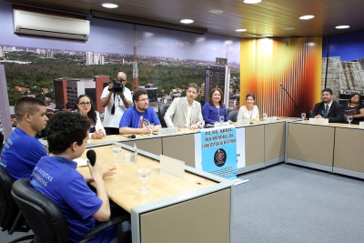 Audiência cobra direitos de autistas e critica taxa extra cobrada por escolas