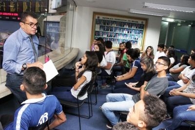 Estudantes de 1º ano, da Escola de Ensino Médio de Tempo Integral Antonio Bezerra participam do projeto O Parlamento e sua História