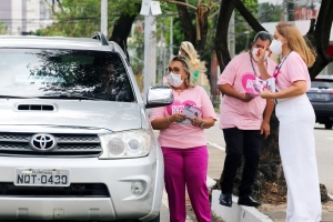 Blitz de conscientização do Outubro Rosa realizada na esquina da avenida Pontes Vieira com a Rua Barbosa de Freitas