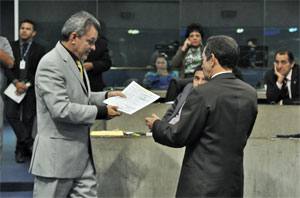 O líder do Governo, José Sarto, ao entregar cópia das apólices de seguro dos helicópteros do Governo a Heitor Férrer, disse que faria o pedetista &quot;morder a língua&quot; pelos questionamentos levantados na Assembleia Legislativa