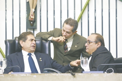 Heitor Férrer, no centro, teve de Zezinho Albuquerque, presidente, e Tin Gomes, vice-presidente da AL, todo o apoio para sua emenda