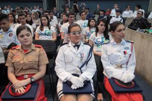 Estudantes são homenageados durante sessão solene na AL 