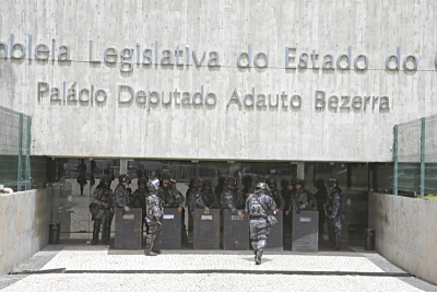 Policiais militares ocuparam todas as entradas da Assembleia Legislativa, na parte da manhã, em razão da manifestação dos professores em frente à Casa 