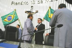 O deputado Evandro Leitão está se ambientando na Assembleia Legislativa e ouvindo orientações de deputados que já atuaram como líder do Governo na Casa, como José Sarto, último a ocupar a função na gestão Cid Gomes