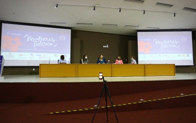 Debates sobre pobreza menstrual e marketing encerram encontro de mulheres