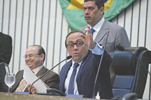 O deputado Tin Gomes, que presidia a sessão, se desentendeu com Audic Mota, que o acusou de ter tentado acelerar a votação da matéria 