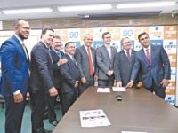 Capitão Wagner e Roberto Mesquita, ontem, em Brasília, no momento da filiação dos dois aos PROS, no gabinete da liderança do partido na Câmara, entre o presidente nacional da sigla, Eurípedes Júnior, e parlamentares