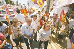 A candidata Eliane Novais, na manhã de ontem, com aliados, fazendo panfletagem nas proximidades da Praia do Futuro