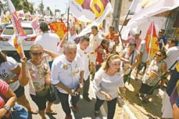 A candidata Eliane Novais, na manhã de ontem, com aliados, fazendo panfletagem nas proximidades da Praia do Futuro