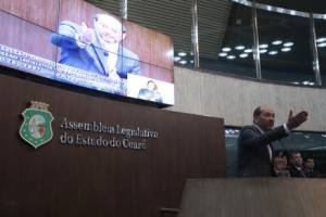 Ivo Gomes (Pros) durante pronunciamento na Assembleia. Ex-secretário reassume mandato e prega independência