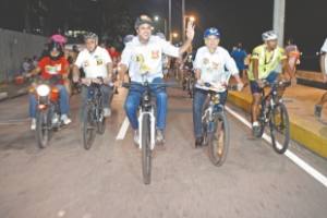 Camilo Santana e Mauro Filho deram uma pausa nas concentrações no Interior e fizeram um &quot;bicicletaço&quot;, no fim da tarde de ontem na Capital