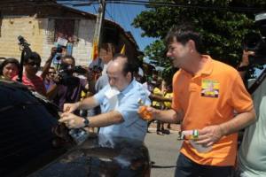 Cid Gomes, ao lado de seu candidato durante adesivaço, na Praia do Futuro