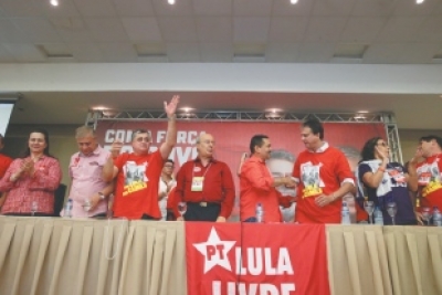 Governador Camilo Santana, com a camisa do PT, cumprimenta o presidente estadual da sigla, deputado Moisés Braz, no último sábado 