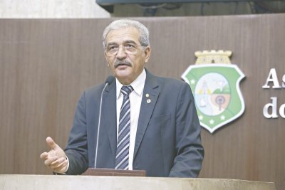 Pelo menos 11 projetos de Walter Cavalcante dispõem sobre a instituição de eventos religiosos no calendário oficial do Estado