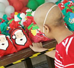 O pequeno Cícero Matheus Alves foi um dos que participaram da animada festa no Iate Clube de Fortaleza. As crianças ganharam presentes, brincaram e puderam conversar um pouco com o Papai Noel 