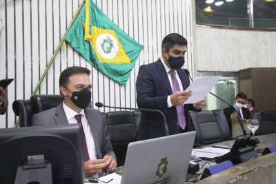 Votação, durante a sessão plenária realizada de forma presencial e remota