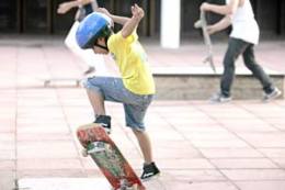 Na Praça Luíza Távora, pais passeavam com seus filhos e casais aproveitaram para namorar. Mas o espaço mais concorrido era a pista de skate. Lá, cerca de 15 adolescentes ensaiavam manobras radicais