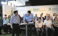 O lançamento do Programa Plantão Saúde Cirurgia teve a participação do governador Camilo Santana, do secretário da Saúde do Ceará, Henrique Javi, e do prefeito de Fortaleza, Roberto Cláudio 