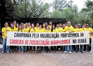 Cerca de 40 servidores se concentraram na Praça da Imprensa. Em seguida, saíram em caminhada até a sede da Assembleia Legislativa. O ato quis chamar a atenção para a valorização do trabalho de fiscal agropecuário