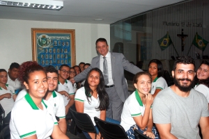 Estudantes da Escola Estadual de Ensino Médio Profissional Ícaro de Sousa Moreira participam do projeto O Parlamento e sua História