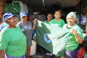 Catadoras de resíduos sólidos recebem homenagem na AL pelo Dia da Mulher