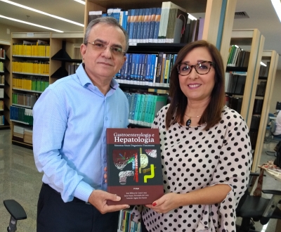 Cabeceira apresenta livro sobre gastroenterologia e hepatologia