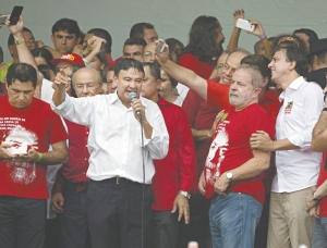 Lula entre os governadores do Piauí e do Ceará, no Centro de Fortaleza, sábado, antes do almoço em que teve oportunidade de apelar para que os governadores unam suas bancadas, na Câmara Federal, contra o impeachment