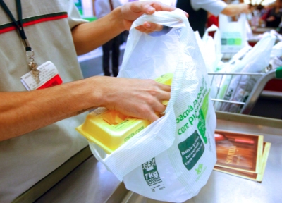 Sacolas plásticas descartáveis, produzidas com materiais que agridem o meio ambiente, poderão ser banidas do mercado no Ceará