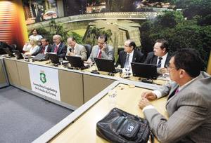  Deputados reunidos na sala das comissões, no intervalo da sessão plenária, para exame da mensagem que trata da abertura de crédito para os gastos com a festa do Réveillon, em Fortaleza, patrocinada pelo Governo do Estado