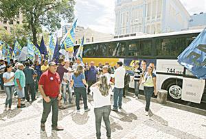 O candidato do PSDB, Marcos Cals, disse que pretende percorrer, nas próximas semanas, 60 bairros no ônibus adaptado como comitê