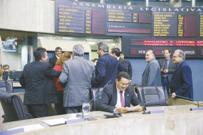 Neste grupo, após a votação de ontem na Assembleia, os deputados questionam quem foi da oposição que votou com o Governo