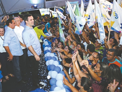 Capitão Wagner (PR) inaugurou comitê de campanha ontem à noite, junto a seu candidato a vice, Gaudêncio Lucena (PMDB), e outros apoiadores